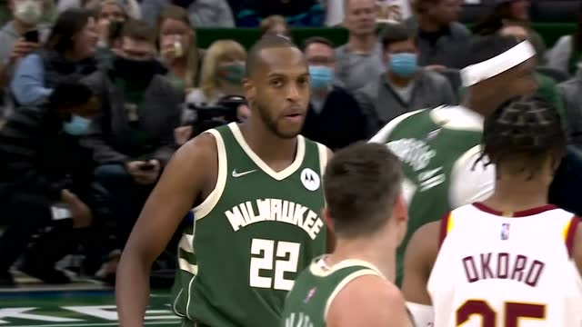 【2021年12月07日 骑士vs雄鹿集锦】米德尔顿行进间传球刺穿防守 波蒂斯冲锋在前双手暴扣