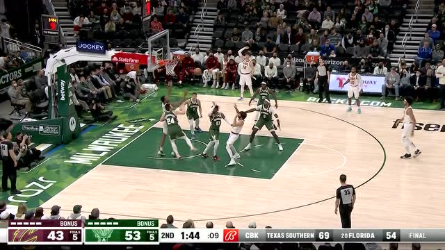 【2021年12月07日 骑士vs雄鹿集锦】两人防守又何妨？莫布利原地起跳双手挂筐重扣