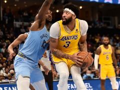 赛季至今，戴维斯仅命中10记三分，命中率为19.2%