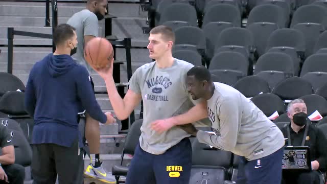 【2021年12月10日 掘金vs马刺集锦】赛前直击：约老师赛前对抗训练