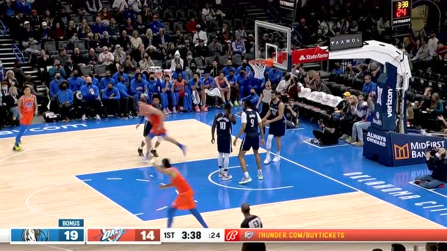 【2021年12月13日 独行侠vs雷霆集锦】波库舍夫斯基假投真传 助穆斯卡拉篮下轻松吃饼