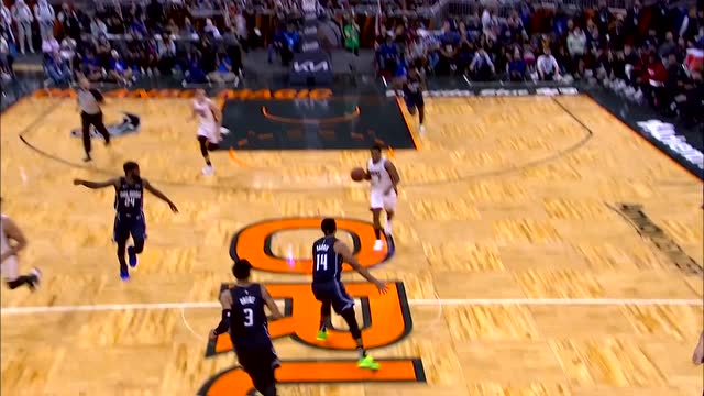 【2021年12月18日 热火vs魔术集锦】攻防两端完美展现身体素质 奥克帕拉和高高跃起干扰出手随后完成滑翔劈扣