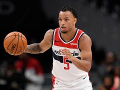 记者：国王队使用困难特例签下了后卫贾斯丁-罗宾逊