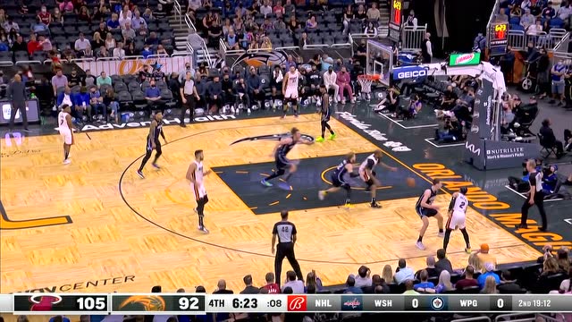 【2021年12月18日 热火vs魔术集锦】多人包夹跟摆设差不多 塔克分球尤尔特塞文跟进双手暴扣