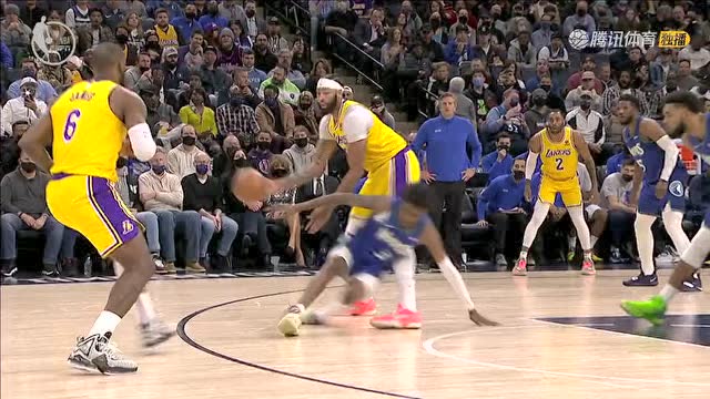 【2021年12月18日 湖人vs森林狼集锦】浓眉被撞倒地再度离场 返回更衣室途中支撑不住摔倒在地上