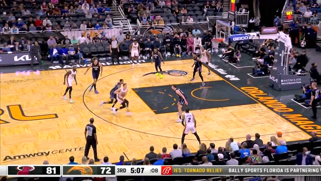 【2021年12月18日 热火vs魔术集锦】把自己当做超级巨星 文森特三分命中后上下步上篮得手连取5分