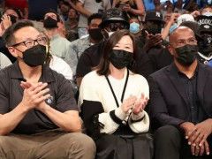 篮网老板娘亮相NBA看台！完全不像60岁，气质优雅，皮肤白皙