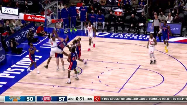 【2021年12月30日 尼克斯vs活塞集锦】平地起惊雷！罗宾逊原地起飞力劈华山