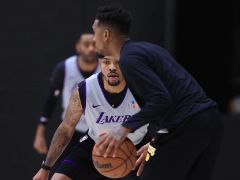 湖人官推晒照：备战对阵国王