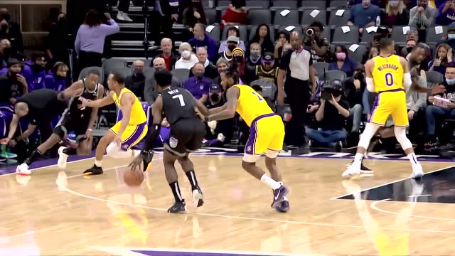 【2022年01月13日 湖人vs国王集锦】梅图眼疾手快击地妙传 福克斯九天揽月滑翔上篮