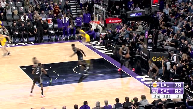 【2022年01月13日 湖人vs国王集锦】巴恩斯迎着詹姆斯干拔三分 老詹碾压转身上反篮成功复仇