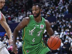 火药味！辽粤大战三人被驱逐 出现争议判罚