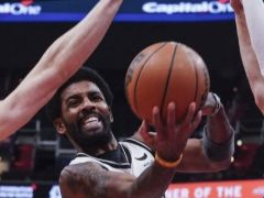 史无前例！教练出手拍飞篮球 裁判就站他隔壁