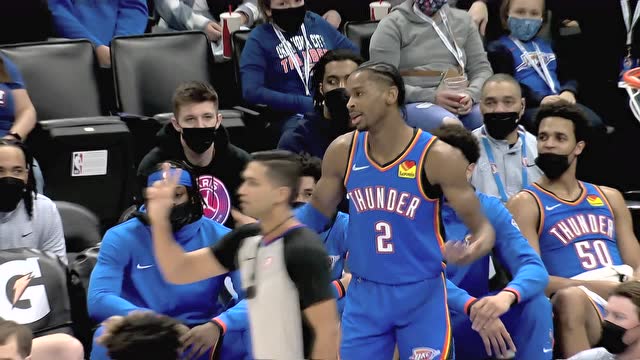 【2022年01月25日 公牛vs雷霆集锦】点一首好运来！托马斯底角三分砸筐弹板入网属实不易