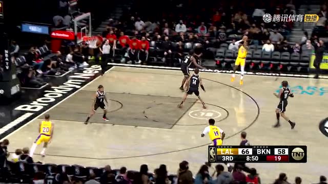 【2022年01月26日 湖人vs篮网集锦】米尔斯三分硬气出手命中 詹姆斯追身三分命中本场首记