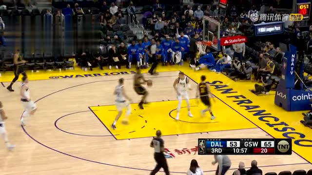 【2022年01月26日 独行侠vs勇士集锦】汤普森送不看人击地 维金斯跟进扛着防守打成2+1