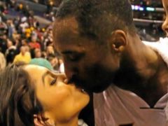 瓦妮莎晒出与科比亲吻照 昔日一家人温馨合影