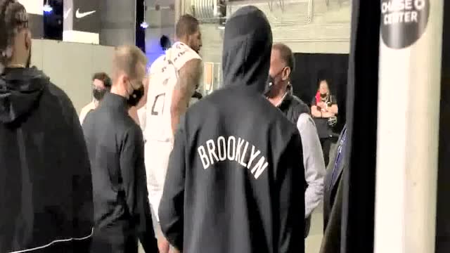 【2022年01月30日 篮网vs勇士集锦】情况不容乐观 阿德脚踝伤退后更衣室只得杵拐行走