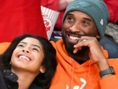 瓦妮莎晒全明星奖杯！以科比命名 诚意满满