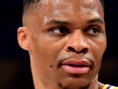 威少终场前安慰失落詹眉 交易能拯救湖人队么？