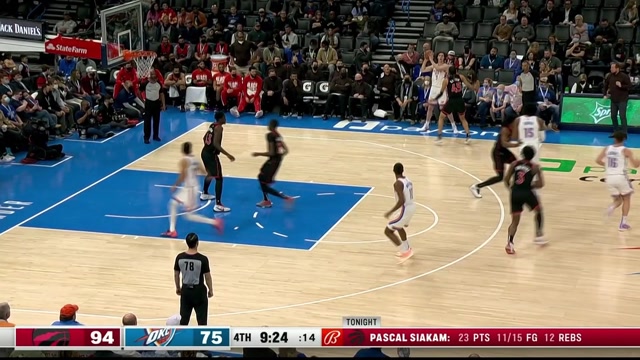 【2022年02月10日 猛龙vs雷霆集锦】欧克帕拉挑战西亚卡姆 身体失去平衡右手打进高难度进球