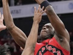 特伦特42分猛龙豪取8连胜 小波特30分难阻火箭40败西部首队