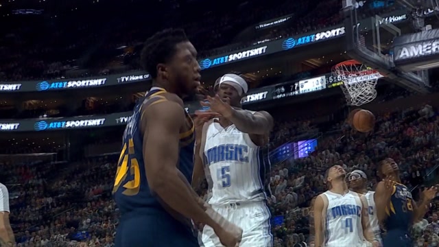 【2022年02月12日 魔术vs爵士集锦】突破过程中突然出手 米切尔半勾手半抛投打成2+1