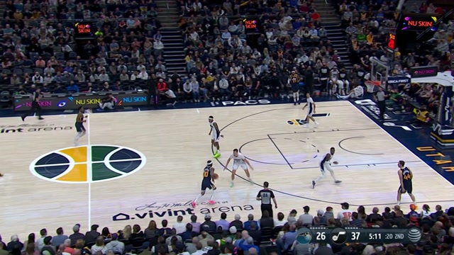 【2022年02月12日 魔术vs爵士集锦】怀特塞德顶开班巴勾手稳稳命中 班巴甩开怀特塞德完成吃饼暴扣