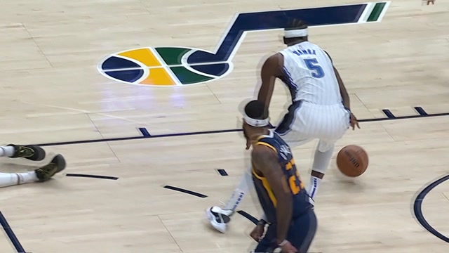 【2022年02月12日 魔术vs爵士集锦】像一根大鞭子一样抽向篮筐 班巴单臂劈扣技惊四座