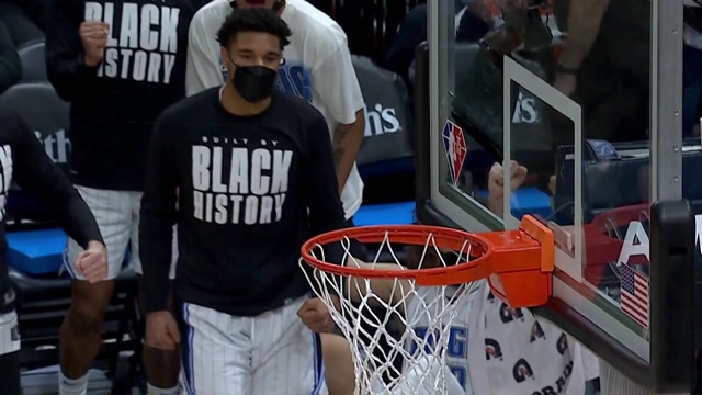 【2022年02月12日 魔术vs爵士集锦】卡特点飞怀特塞德只杀篮下 面对补防依旧上篮命中打成2+1