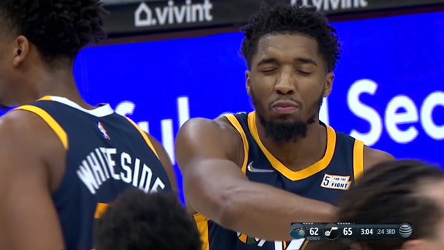 【2022年02月12日 魔术vs爵士集锦】把防守人点起来然后靠上去出手 米切尔打进一球收获2+1