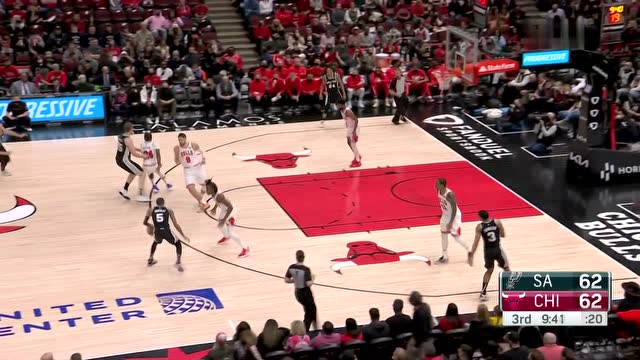 【2022年02月15日 马刺vs公牛集锦】蛮牛冲撞从不惧怕对抗！穆雷1对2空中折叠打板命中高难度进球