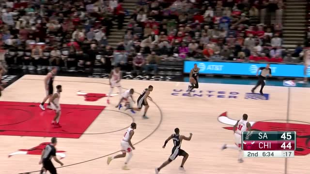 【2022年02月15日 马刺vs公牛集锦】德罗赞连续两次暴扣得手！轻松写意隔扣马刺2米15中锋