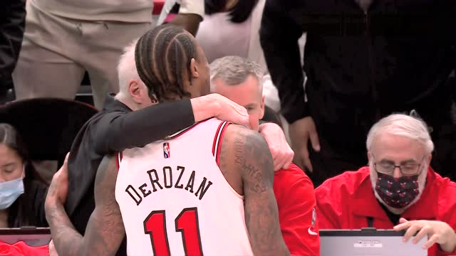 【2022年02月15日 马刺vs公牛集锦】德罗赞比赛结束 与曾经的师傅波波维奇深情拥抱