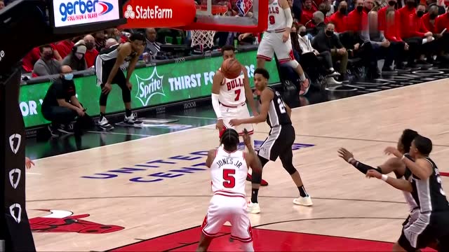 【2022年02月15日 马刺vs公牛集锦】解说都疯啦！这球怎么打进的！琼斯接队友鬼魅传球打进神仙球