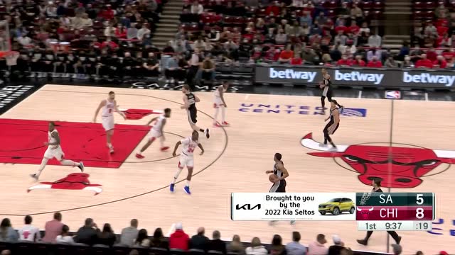 【2022年02月15日 马刺vs公牛集锦】积极跑位灵活挑篮 迈克德莫特手感火热持续为队伍得分