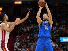 掀翻东部第一！东契奇21+10独行侠逆转热火 巴特勒空砍29+10