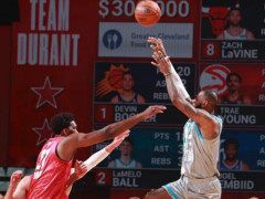 詹姆斯乔丹拥抱！公牛湖人官方隔空互怼