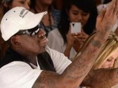 60岁罗德曼近况：与乔丹重聚！胡子花白身材发福