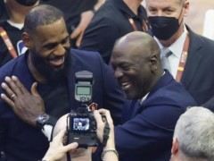 詹姆斯发文回应与乔丹20年握手对比照：MJ加LJ = 世界一流