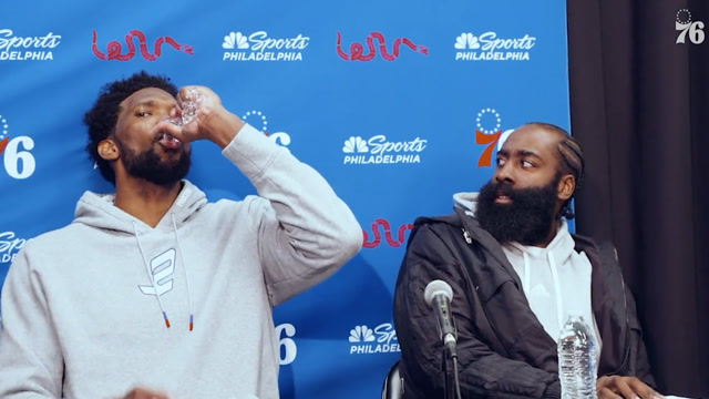 【2022年02月26日 76人vs森林狼集锦】哈登恩比德一同出席赛后发布会 大帝一口气喝掉一瓶水直接把登哥看傻了