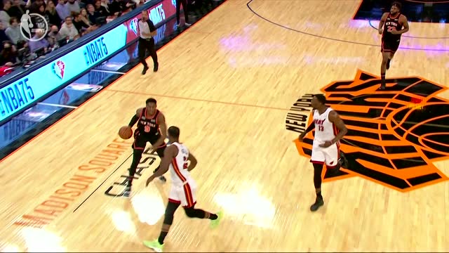 【2022年02月26日 热火vs尼克斯集锦】右侧突破左手舔篮 巴雷特无视防守丝滑打进