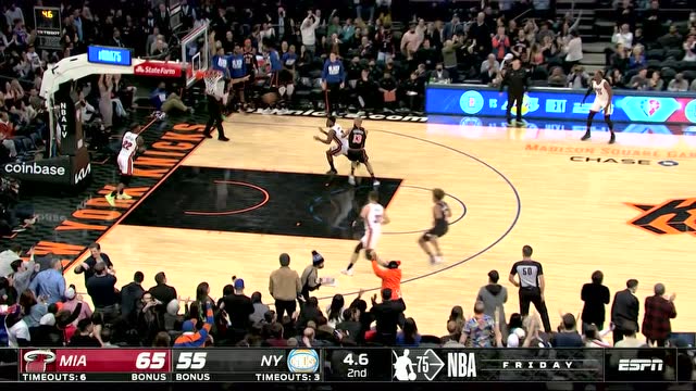 【2022年02月26日 热火vs尼克斯集锦】强行续命！巴雷特天神下凡高难度三分一发入魂