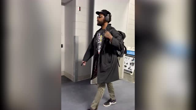 【2022年02月27日 篮网vs雄鹿集锦】今晚单核带队！欧文头戴耳机墨镜悠闲入场