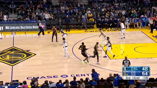 【2022年02月28日 独行侠vs勇士集锦】维金斯强硬上篮得手 库里助飞鲁尼双臂暴扣