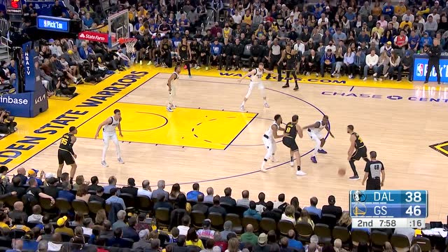 【2022年02月28日 独行侠vs勇士集锦】这球擦得极其薄 库里极限漂移擦板2分入账