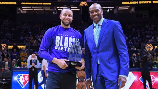 【2022年02月28日 独行侠vs勇士集锦】卡特给库里颁奖 扣篮王给三分王颁发全明星MVP奖杯！