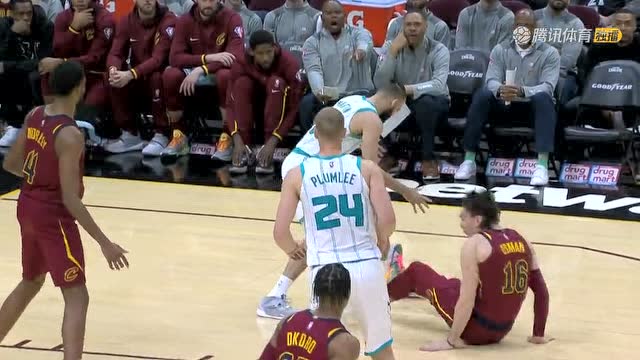 【2022年03月03日 黄蜂vs骑士集锦】骑士主教练不满判罚 怒喷裁判遭驱逐出场