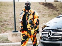 76人官方社媒晒哈登入场照片 并配上皇冠的表情