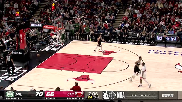 【2022年03月05日 雄鹿vs公牛集锦】尽展恐怖天赋 字母哥大步流星半场扣篮仅需一次运球